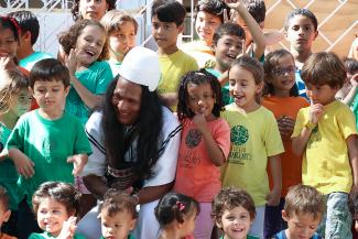 Calixto Suarez Villafañe with children in Colombia from Jane Goodall’s Roots & Shoots.
